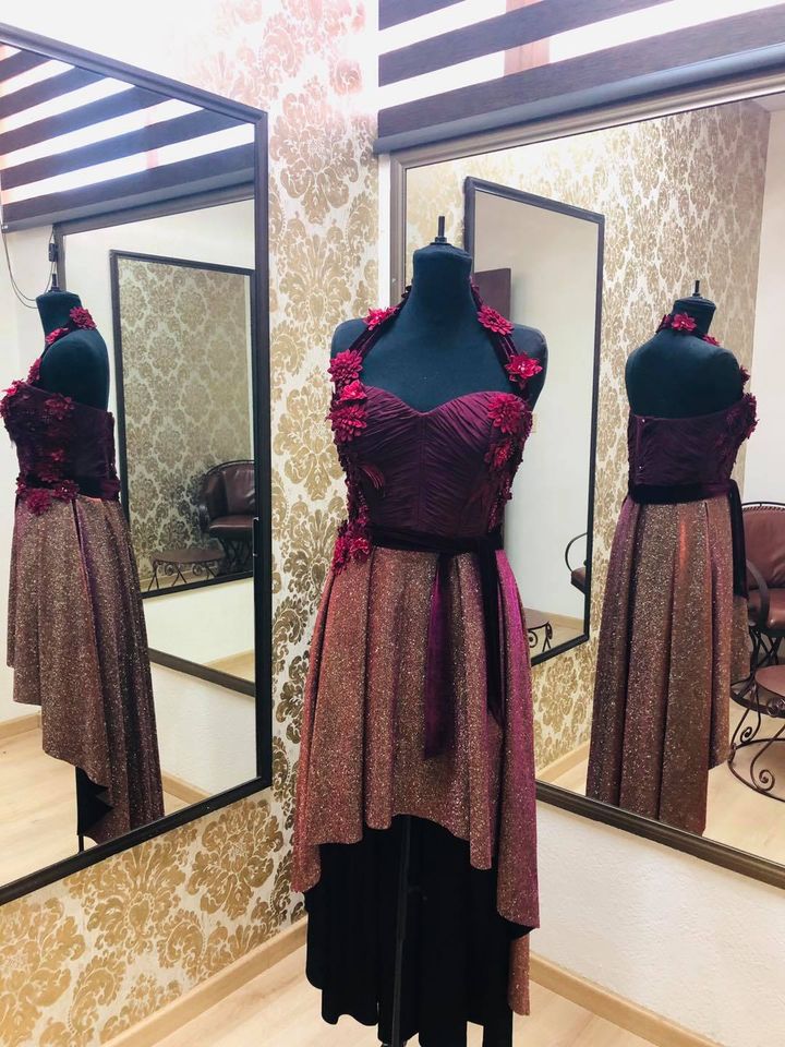 Interior del taller con maniquíes vestidos y espejos