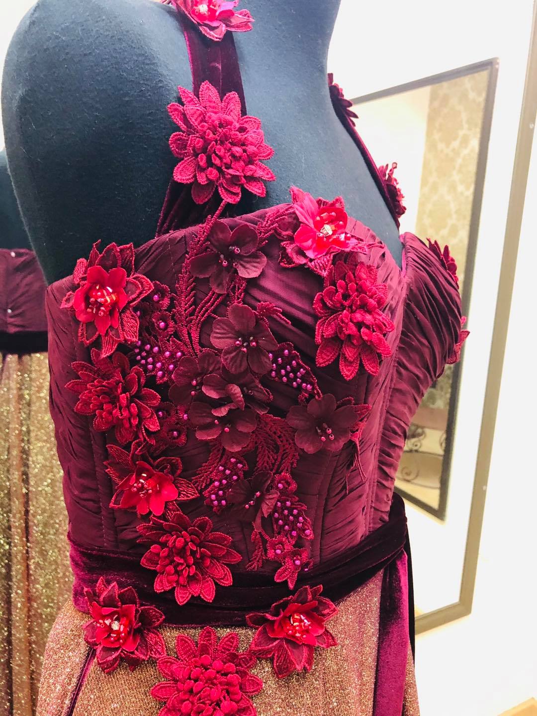 Corpiño de encaje rojo con aplicación de flores, confeccionado en el taller de Yakaitian