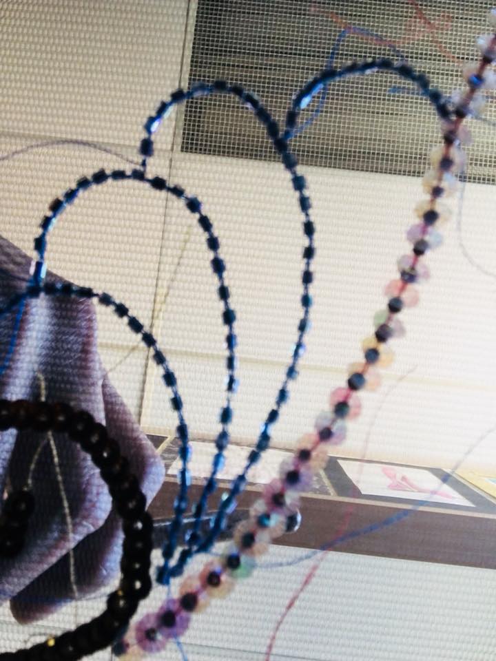 Estructura de alambre con mostacilla azul bordada sobre tul