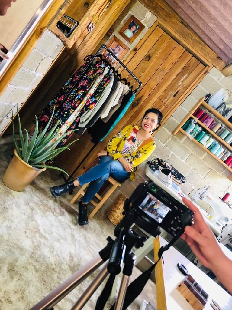 Estefania Olivo sentada en su taller de costura