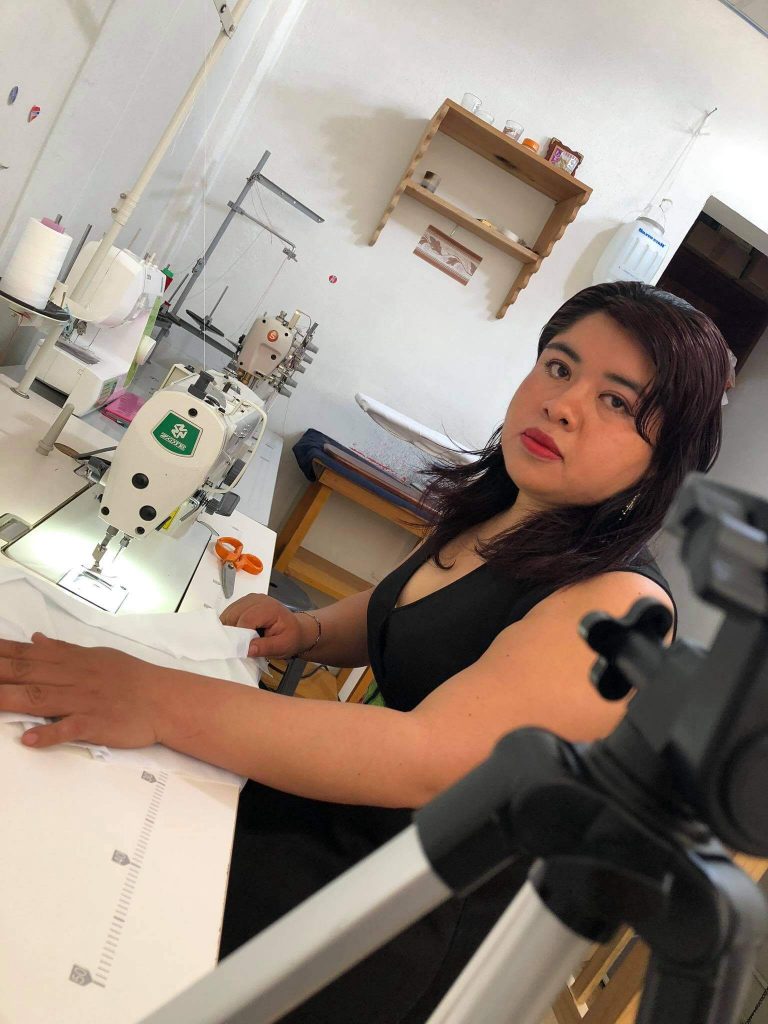 Marizel Bulfrano trabajando en su taller de costura