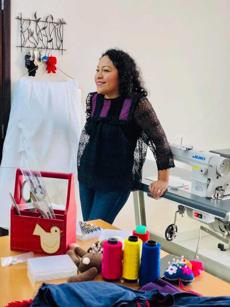 Laura Zarate en su taller junto a su máquina de coser