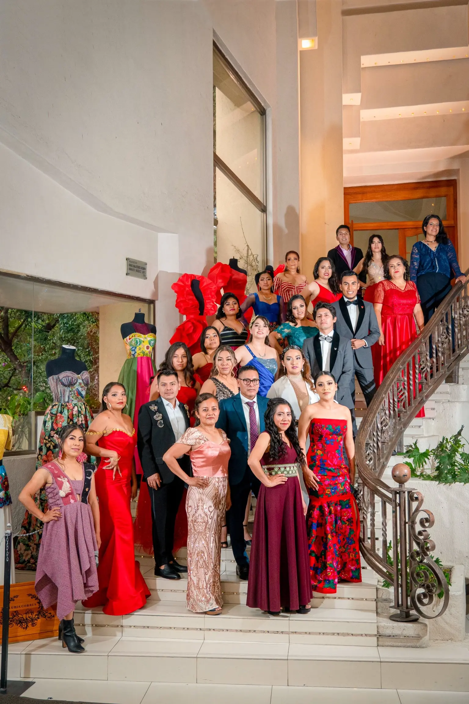 Generación de egresadas con vestidos de noche en la escalinata del recinto