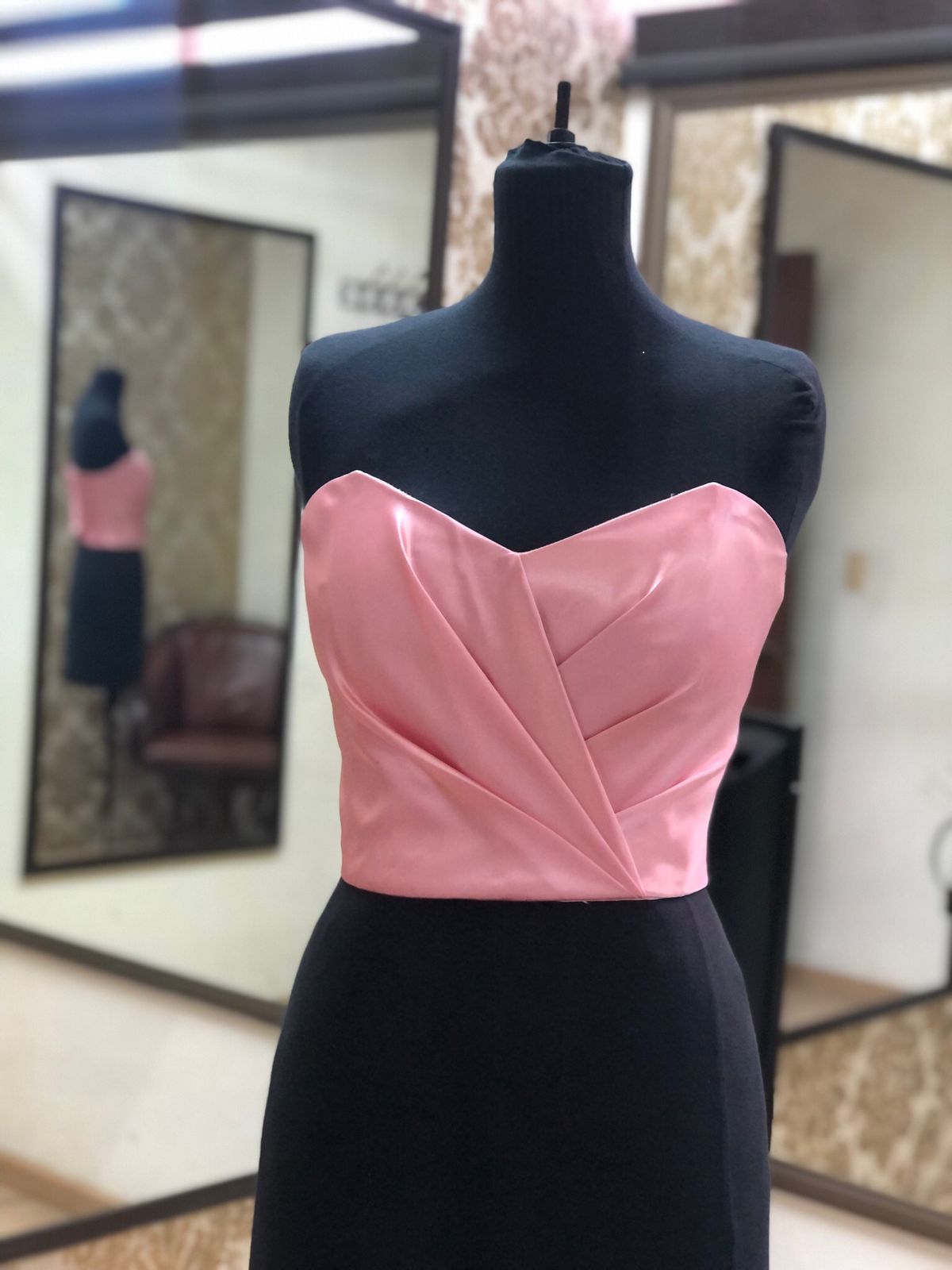 Bustier de satén rosa drapeado sobre un maniquí de costura