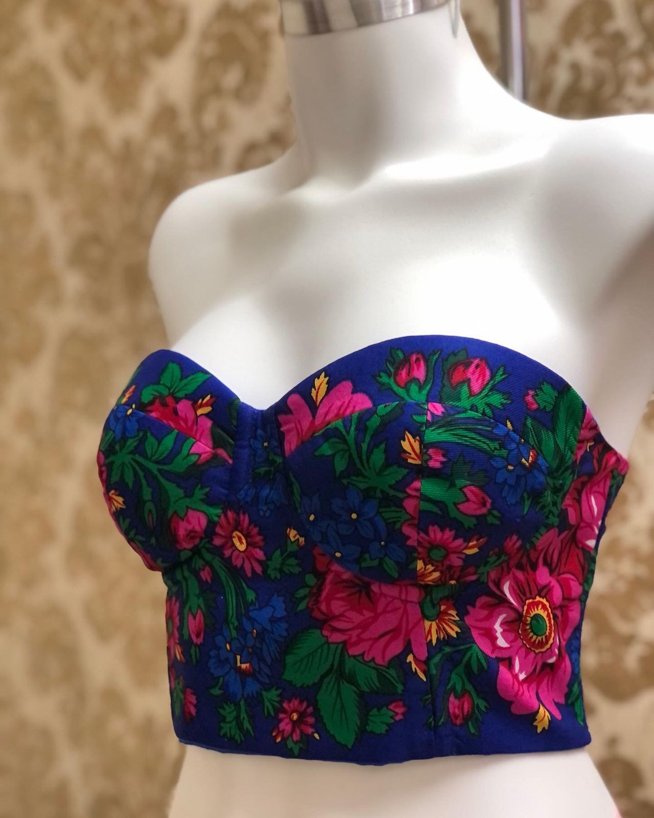 Bustier con bordado floral multicolor sobre un maniquí