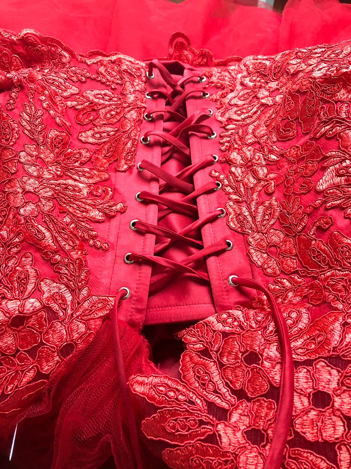 Corset rojo con encaje y cordón en la espalda