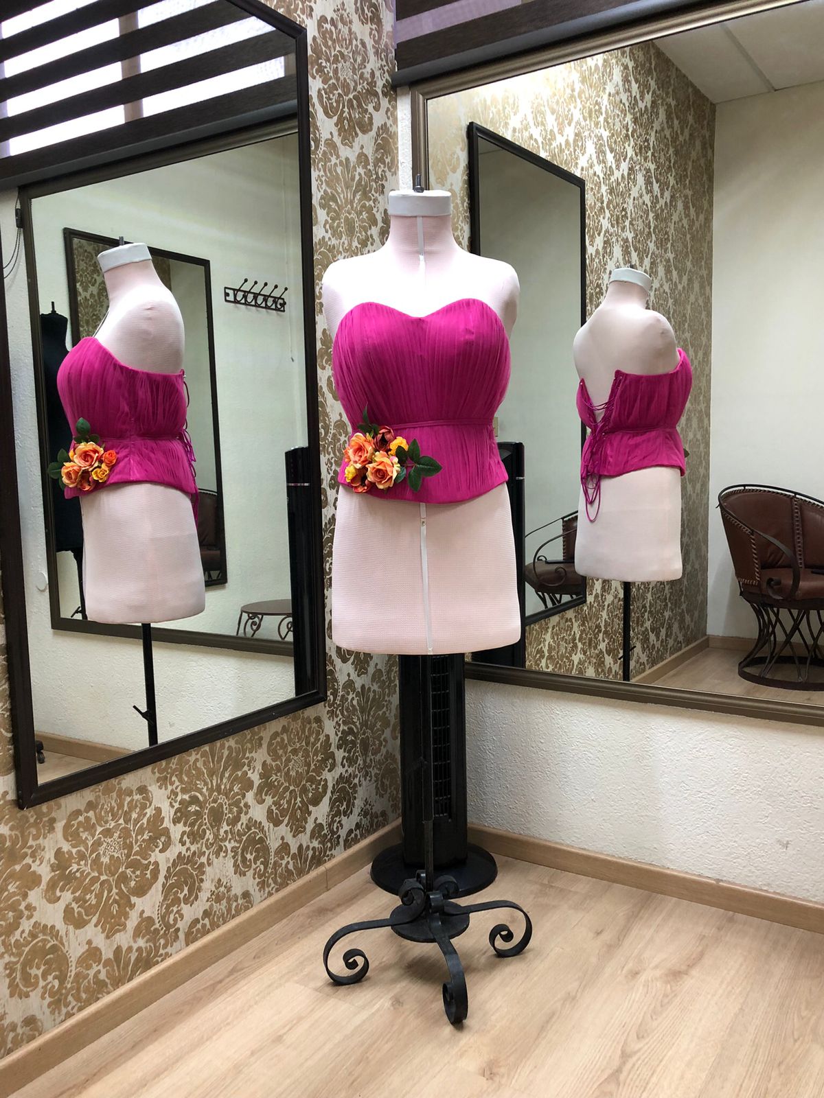 Maniquíes con vestidos terminados en el taller de la escuela