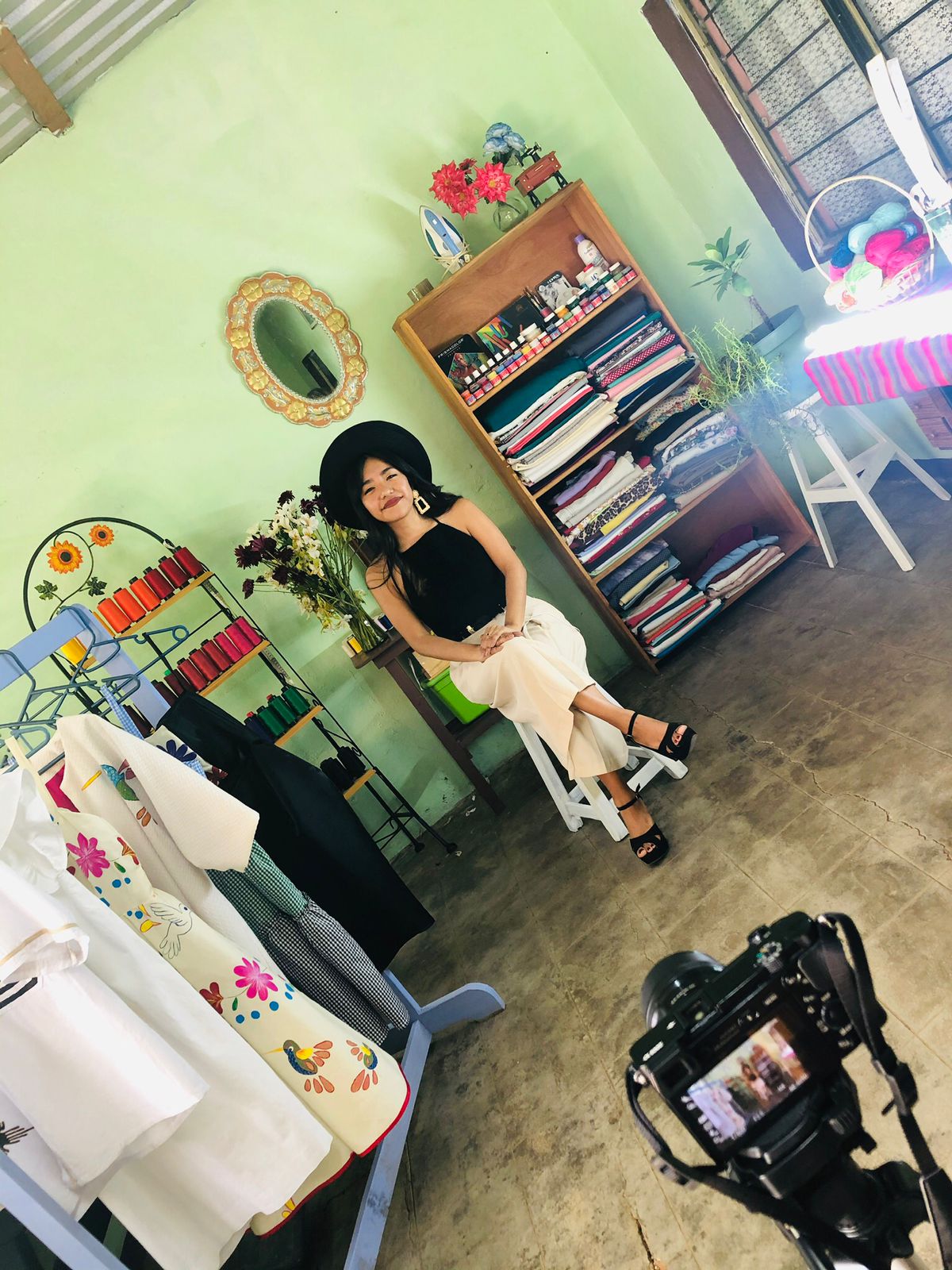 Itzel Ortiz en su taller de confección