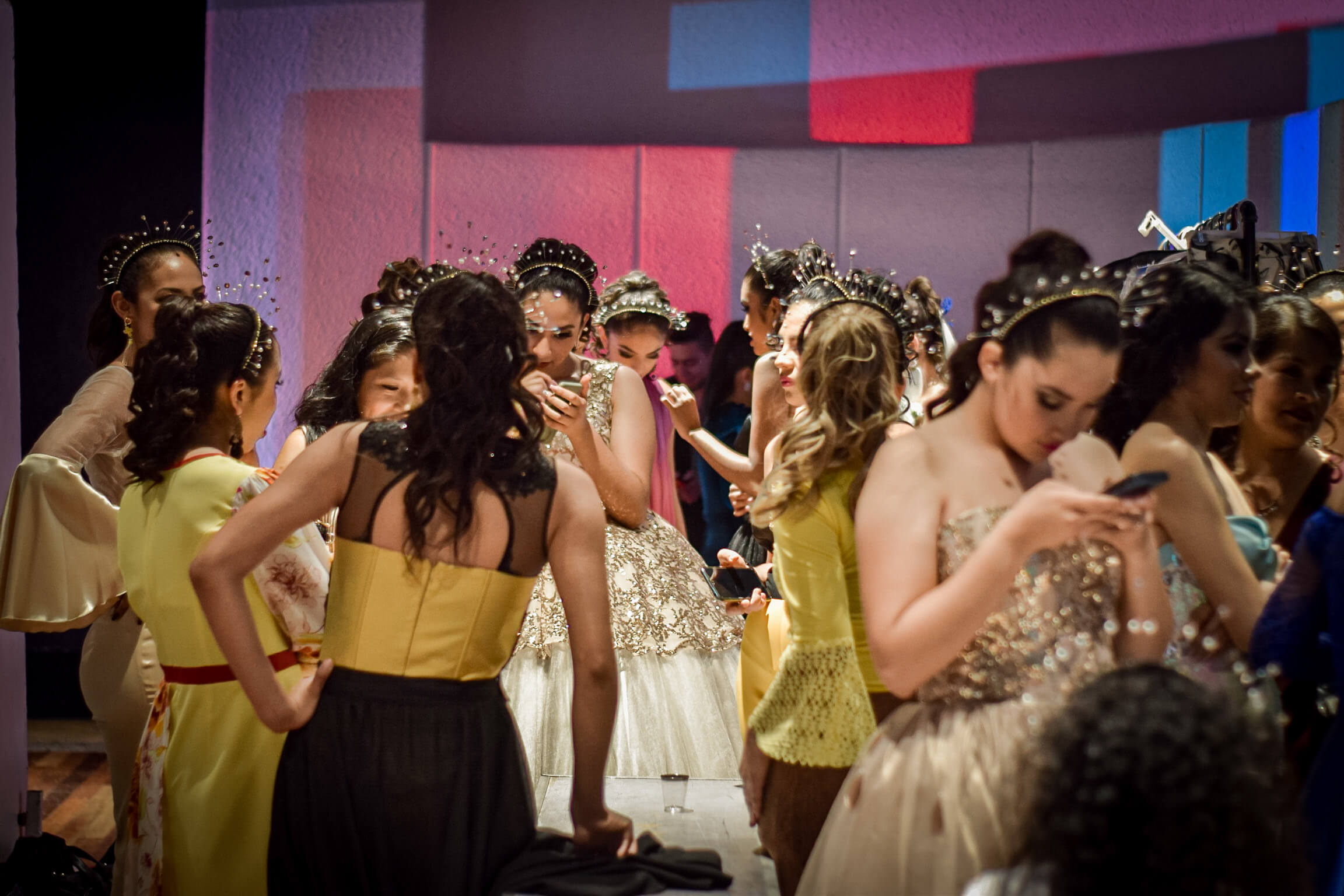 Alumnas y egresadas con vestidos de noche durante un evento de la escuela